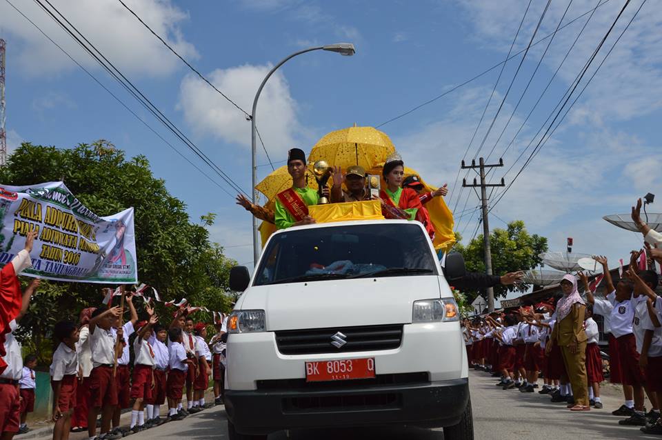 Ribuan Masyarakat dan Anak Sekolah Sambut Arak-arak Piala Adipura Buana dan Adiwiyata tahun 2016 yang Diraih Kota Tanjungbalai