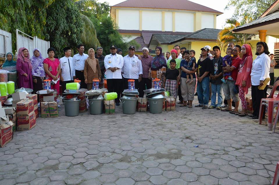 Walikota Tanjungbalai M.Syahrial SH, MH Menyerahkan Bantuan Kepada Masyarakat Korban Kebakaran