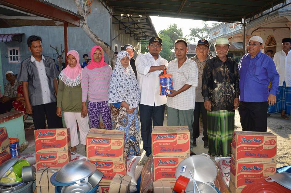 Walikota Tanjungbalai M.Syahrial SH, MH Menyerahkan Bantuan Kepada Korban Kebakaran Keluarga Surya Darma