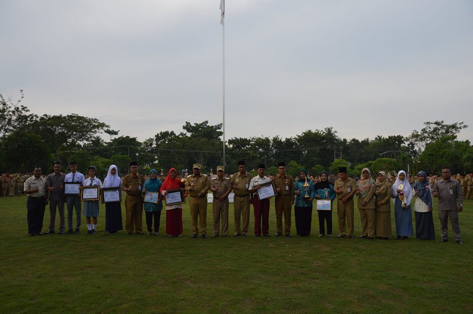 Walikota Tanjungbalai Serahkan ” Penghargaan Tingkat Nasional dan Propinsi Sumatera Utara ” yang diraih Kota Tanjungbalai