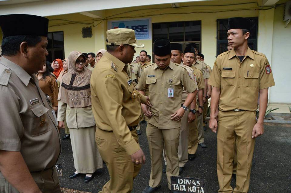 Walikota Tanjungbalai Periksa Langsung Atribut dan Kerapian Aparatur Sipil Negara saat Apel Gabungan