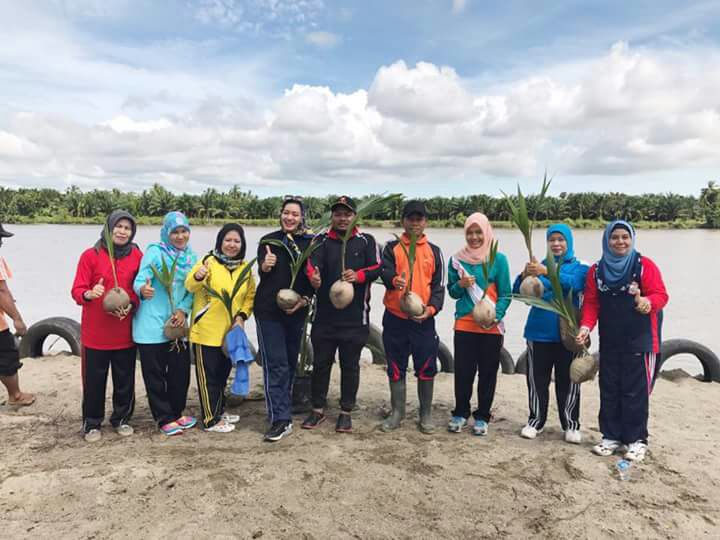 Walikota Tanjungbalai Memantau dan Melakukan Penanaman Langsung Bibit Pohon Kelapa Hibrida di Pulau Besusen