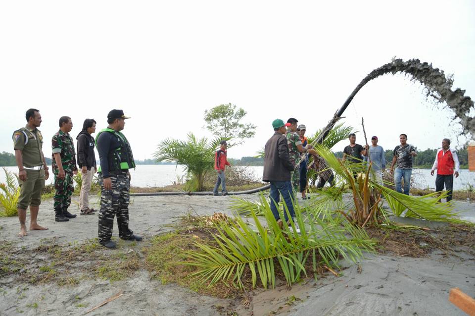 Walikota Tanjungbalai Meninjau dan Lakukan Gotong Royong di Pulau Besusen