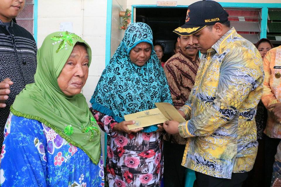 Walikota tanjungbalai menyerahkan Bantuan Korban Kebakaran di Kelurahan Perjuangan Kec.Teluk Nibung Kota Tanjungbalai