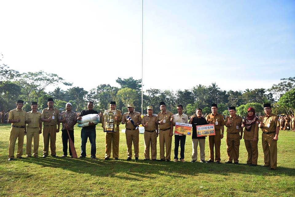 Walikota Tanjungbalai Serahkan Trophy Juara Kecamatan Terbaik Tk.Propinsi Sumatera Utara Kepada Camat Tanjungbalai Selatan dan Bantuan Sarana Perikanan Tangkap dan Premi Asuransi bagi Nelayan