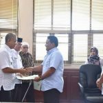 Penyerahan Keputusan Menkumham tentang Perubahan Badan Hukum Yayasan Politeknik Tanjungbalai.