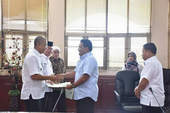 Penyerahan Keputusan Menkumham tentang Perubahan Badan Hukum Yayasan Politeknik Tanjungbalai.