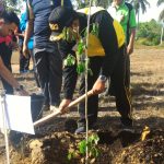 Walikota Tanjungbalai melaksanakan gotong royong di Politeknik Kota Tanjungbalai