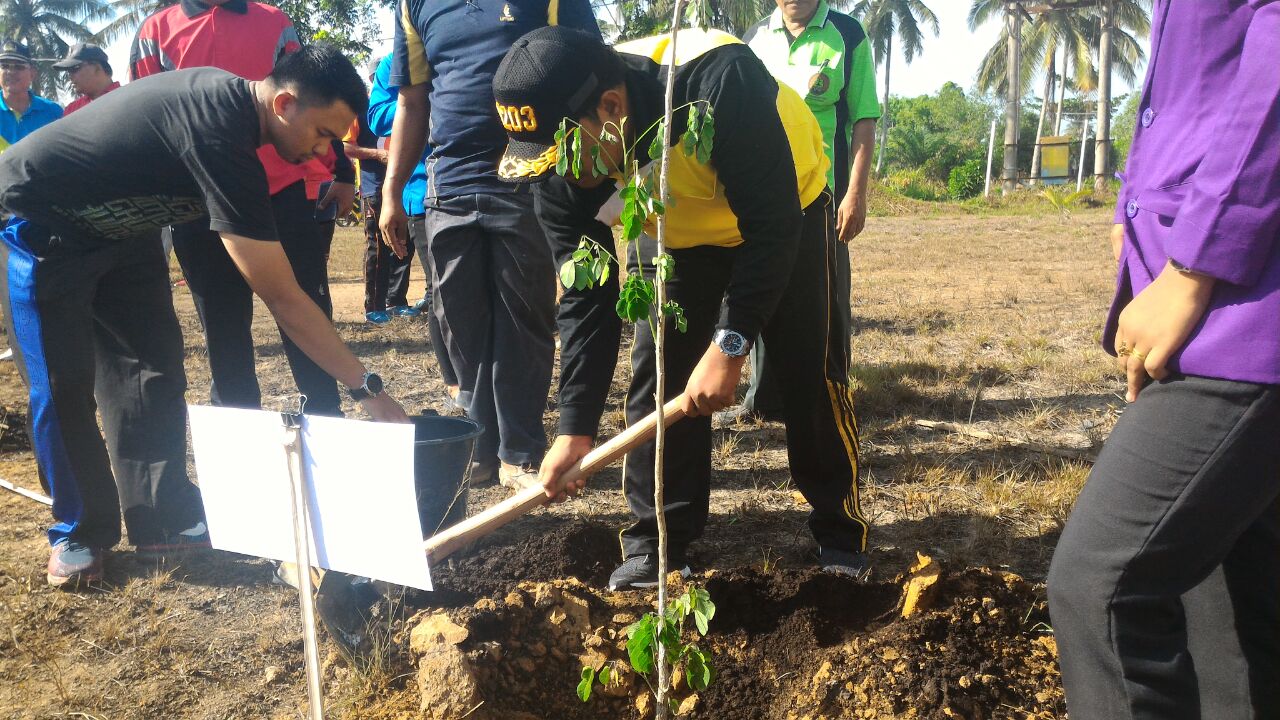 Walikota Tanjungbalai melaksanakan gotong royong di Politeknik Kota Tanjungbalai