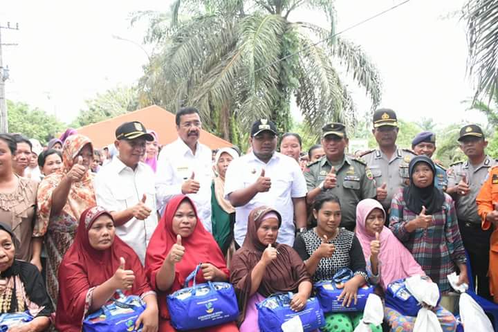 Tinjau Korban Banjir, Gubsu didampingi Walikota Tanjungbalai dan Wakil Bupati Asahan Memberikan Bantuan