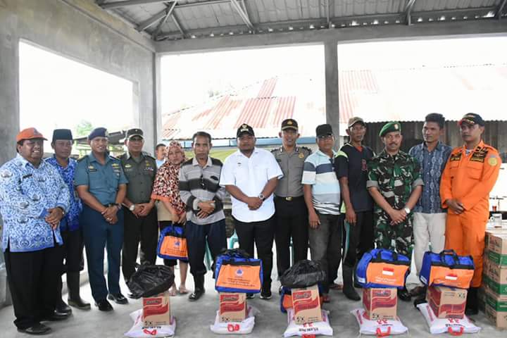 Walikota Tanjungbalai Meninjau Langsung Lokasi banjir dan memberikan Bantuan kepada Warga