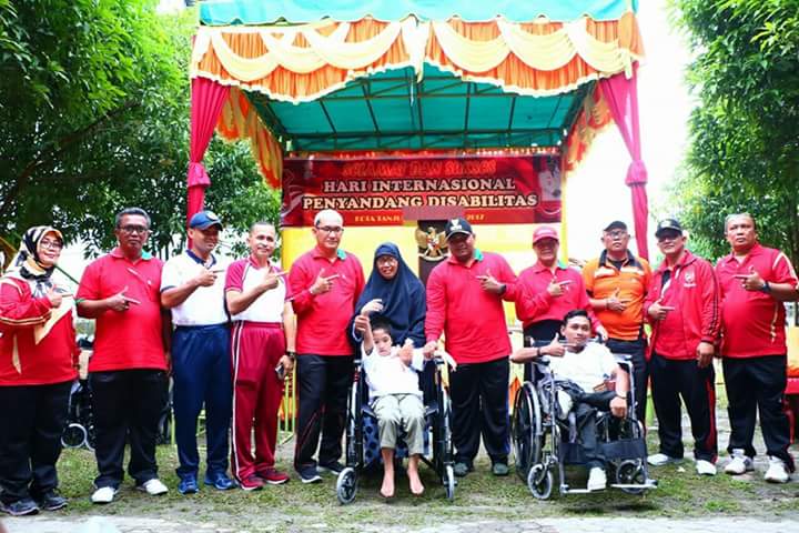 Walikota H.M.Syahrial Jalan Santai Bersama Penyandang Disabilitas dalam Peringatan Hari Disabilitas Internasional (HDI) tahun 2017 di kota Tanjungbalai