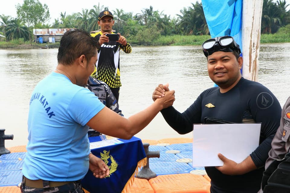 Walikota H.M Syahrial Memperoleh PIN dan Sertifikat Scuba Diver TNI AL dari TNI Angkatan Laut Pada peringatan hari Dharma Samudera Tahun 2018