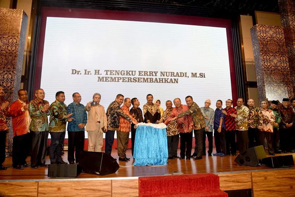 Walikota Tanjungbalai H.M Syahrial SH, MH Menghadiri Acara “Malam Peluncuran Buku Gubernur Sumatera Utara DR. Ir. H. Tengku Erry Nuradi, M. Si