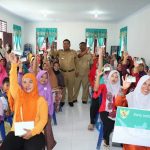 Walikota Tanjungbalai Menyerahkan Buku Tabungan, Kartu Keluarga Sejahtera (KKS) dan Kartu Indonesia Sehat (KIS) di Kecamatan Teluk Nibung