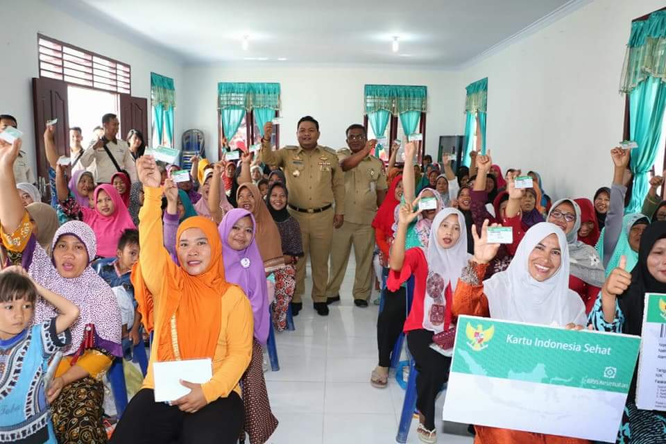 Walikota Tanjungbalai Menyerahkan Buku Tabungan, Kartu Keluarga Sejahtera (KKS) dan Kartu Indonesia Sehat (KIS) di Kecamatan Teluk Nibung